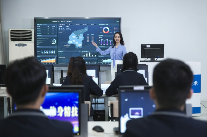 �����»��������Ƽ�ְҵ����ѧУ AIGC ����ý��Ӧ��רҵ��15���½���AIʱ����нְҵ��˫֤�ӳ�Ӯδ��